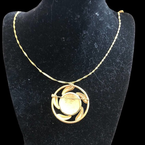 Round Gold Tone w/ Pods Dark Cherry Red Cabochon Center Brooch Pendant NEW CHAIN - Picture 4 of 4